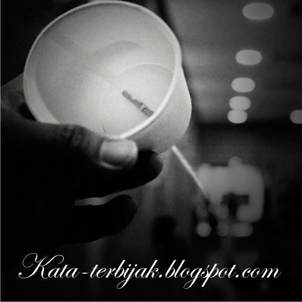 Jika tak ada orang yang peduli, jangan pernah berkecil hati. Kata Kata Buat Pacar Tentang Kepercayaan : Kata kata