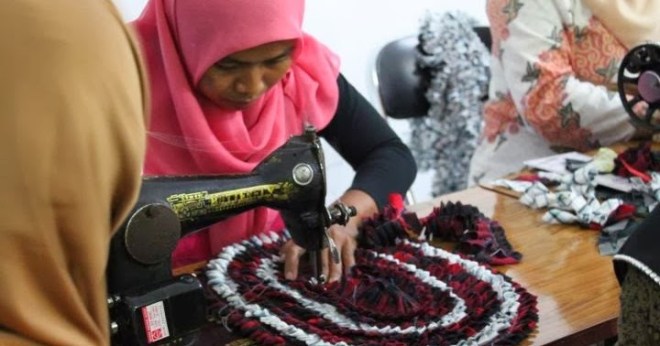 Nah, untuk mengetahui tentang jenis kerajinan tersebut, penjelasan lengkapnya sebagai berikut: Benda-Pakai dan Benda-Hias - Blog Prakarya & Kewirausahaan