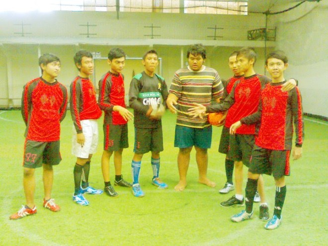 Bahkan permainan yang satu ini boleh dibilang yang paling banyak diminati, mengingat di setiap pertandingan yang ada tidak pernah luput dari banyaknya penonton. bobby pratama: TEKNIK DASAR BERMAIN FUTSAL