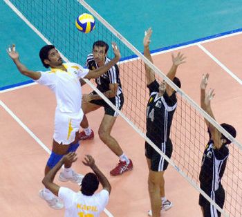 18/8/2021 · pencak silat adalah olahraga bela diri asli indonesia yang telah berkembang dari generasi ke generasi. BOLA VOLI ~ PENGETAHUAN ADALAH KEKUATANKU