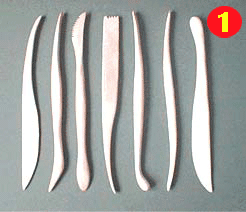 Masyarakat prasejarah membuat patung batu mungil, seperti venus dari willendorf, sebelum belajar membuat patung besar yang bisa berdiri. Teknik-Teknik Membuat Patung