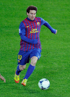 Salah satu teknik yang digunakan untuk mendapatkan bola dari penguasaan lawan dilakukan dengan menjatuhkan badan dan merampas dengan kaki, biasanya dilakukan disaat mendapat tekanan dari lawan dengan penguasaan bola yang baik. Rangkuman Materi Penjas Orkes Kelas 8 Semester 2 - Anwar