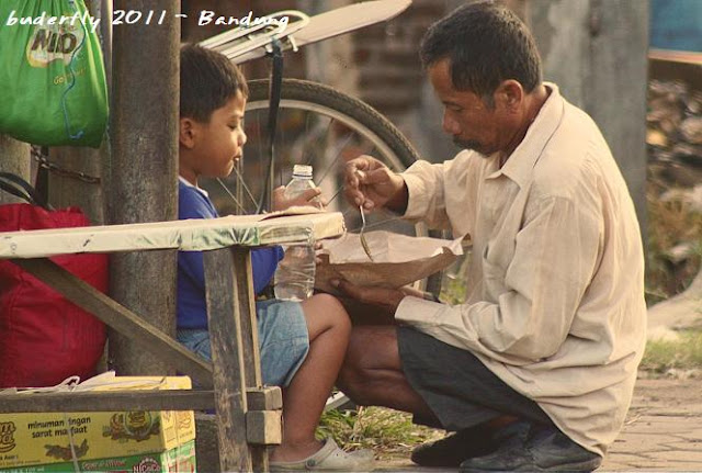 Pasal 31 juga mengenai hak dan kewajiban warga negara dalam pertahanan negara. Pandangan Politik Seputar Indonesia: Dianggap Sampah Oleh