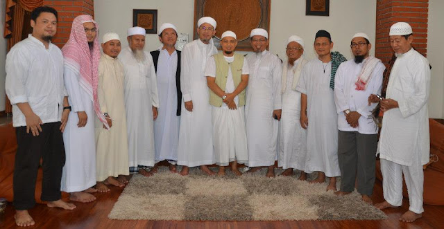 Hanya karena allah swt semata, juga dalam beribadah dan memohon . tarunalaut.blogspot.com: K. H. Muhammad Arifin Ilham