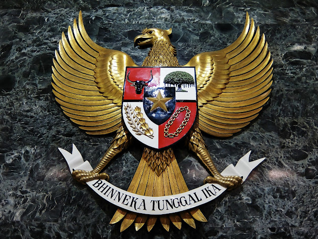 Tidak memiliki perbedaan diantara ras satu dengan lainnya antar sesama warga negara indonesia. Nilai - Nilai Pancasila (Sila ke-1,2,3,4,5) dalam