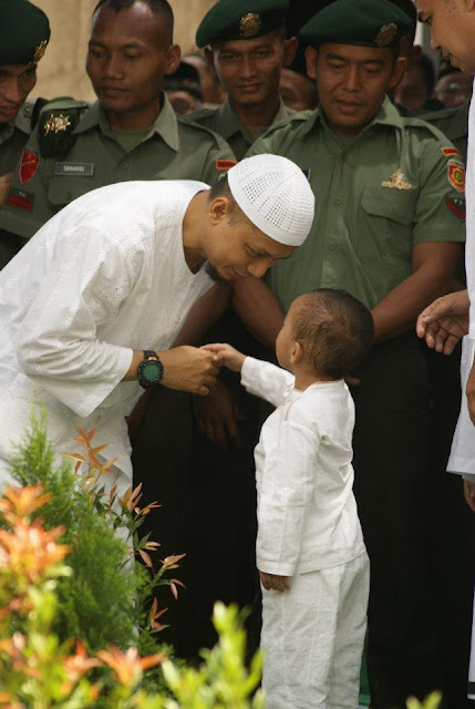 Hanya kepada engkaulah kami beribadah dan hanya kepada engkaulah kami mohon. tarunalaut.blogspot.com: K. H. Muhammad Arifin Ilham