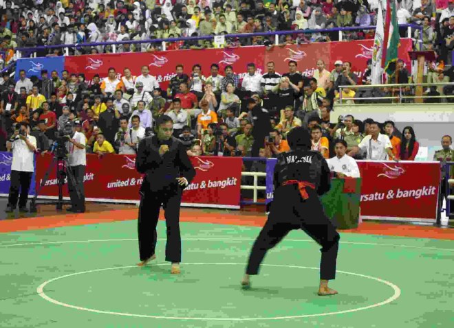 Posisi awal sebelum melakukan langkah segitiga biasanya adalah melakukan . 6 Kuda-Kuda Yang Mendasari Dalam Pencak Silat - Jasmani Pedia