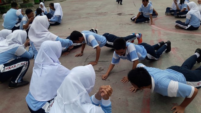 Salah satu bentuk latihan untuk melatih kekuatan otot lengan adalah. all about sport: Latihan Kebugaran jasmani