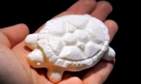 Teknik dasar dalam membuat patung yang merupakan proses mengambil. Contoh Produk Kerajinan dari Bahan Lunak Buatan dan Alami