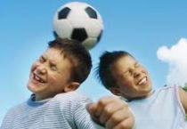 Posisi badan yang benar saat gerakan menahan / menghentikan bola dengan menggunakan telapak kaki pada permainan sepak bola adalah sikap badan (a) condong ke arah depan. Perkenaan Bola Dengan Bagian Kepala Saat Menyundul Adalah