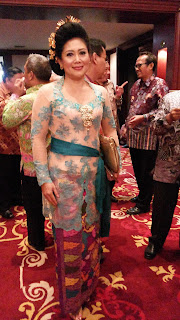 Contoh karya seni rupa sebagai kebutuhan akan benda pakai yaitu. "Sewa Busana Betawi dot Com" I Ph. 085211711318 atau