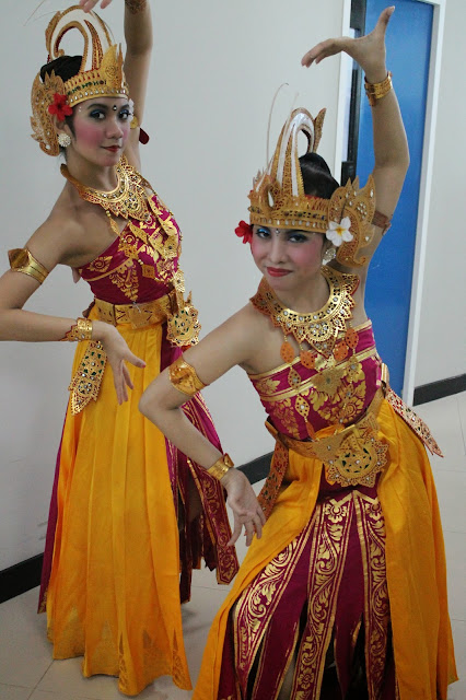 Ada hanya burung cendrawasih yang merupakan khas papua, sehingga batik papua belum. "Sewa Busana Betawi dot Com" I Ph. 085211711318 atau