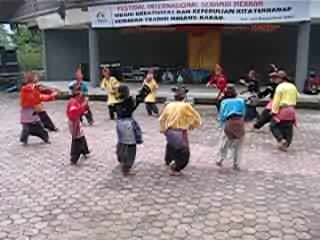 Beberapa ciri khas lagu daerah, antara lain sebagai berikut: Tr3b tHe CoLiEzz: RANDAI DAN KAYAT