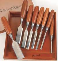 Bahan lunak alam adalah bahan karya kerajinan yang diperoleh dari alam dan cara pengolahannya juga secara alami, tidak dicampur atau dikombinasi dengan bahan buatan. Richo-docs: Tehnik-Tehnik Membuat Patung