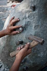 Kelompok tari pertunjukan yang hanya ditarikan oleh seorang penari digolongkan sebagai tari tunggal. Pengaruh budaya barat Belanda Portugis serta Jepang atas