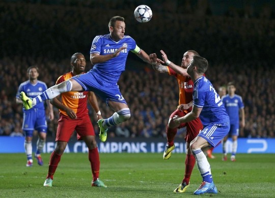 Perkenaan bola pada passing bawah dalam permainan bola voli adalah. Posisi Perkenaan Bola Yang Benar Dalam Teknik Menyundul