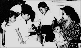 Bendera merah putih yang pertama berkibar saat proklamasi yaitu bendera. Fatmawati - Viandra Blog