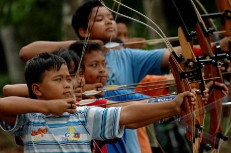 Dorongan atau tarikan tersebut dapat menyebabkan kedudukan suatu benda berubah . Hardi Kasanwikarto