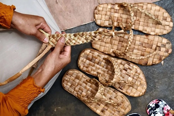 Bahan yang dapat digunakan dengan teknik anyaman adalah…. Bahan Kerajinan Anyaman dari Eceng Gondok