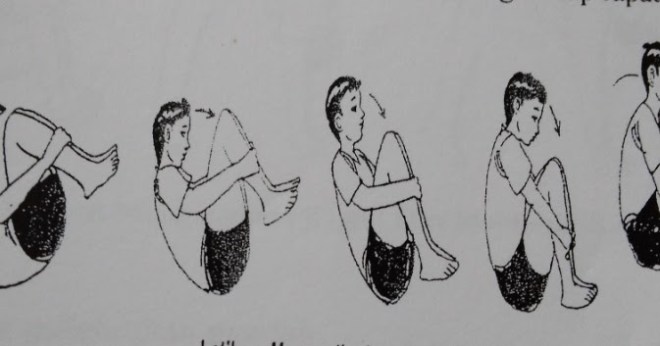 Latihan guling ke belakang dapat dilakukan dengan dua cara, yaitu guling . Cara Melakukan Roll Depan - Sumber Pengetahuan