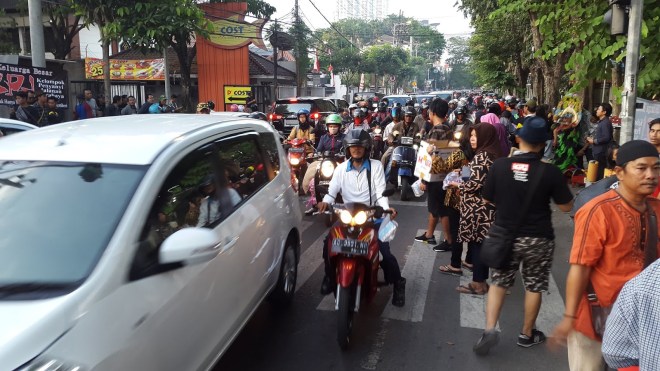 Pasal 31 juga mengenai hak dan kewajiban warga negara dalam pertahanan negara. Satpol PP Surabaya Arogan, KPJ Gelar Bagi Takjil dan