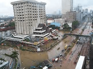 Banjir rob merupakan banjir yang airnya berasal dari air laut. Sudeska it's me: PENURUNAN TANAH JAKARTA
