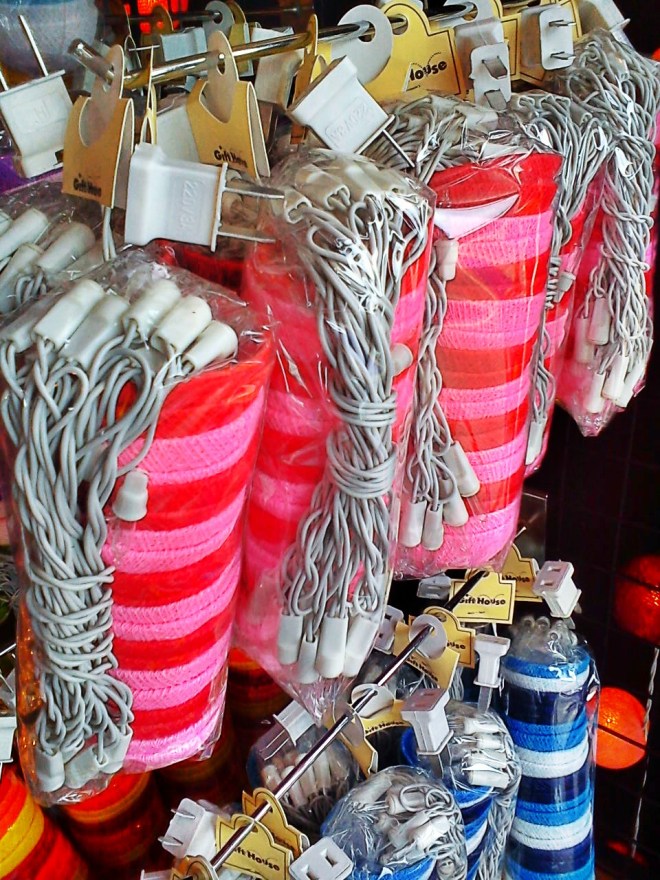 Sebagai contoh misalnya kerajinan batik papua … Produk Hiasan Dalam Rumah Disebut : Produk hiasan adalah