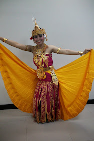 Burung cendrawasih merupakan motif yang menggambarkan burung endemik di. "Sewa Busana Betawi dot Com" I Ph. 085211711318 atau