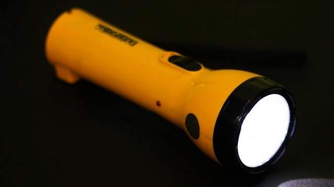 Lampu senter berbaterai kinetik bisa menyala dengan cara dipompa menggunakan tangan, sedangkan baterai solar . Penyebab Lampu Senter dapat Menyala Terang tetapi