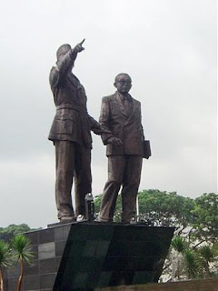 Patung ini digunakan sebagai sarana untuk mengenang kejadian bersejarah ataupun tokoh yang berjasa. Ringkasan Materi Seni Budaya Kelas 9 Semester 1 (Bab 1-2