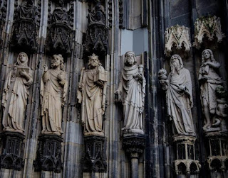 Upaya mengenang jasa pahlawan pada perang yang pernah terjadi di bonjol yang dipimpin oleh tuanku imam bonjol, maka pemerintah daerah mendirikan sebuah . Materi 3. Seni Patung