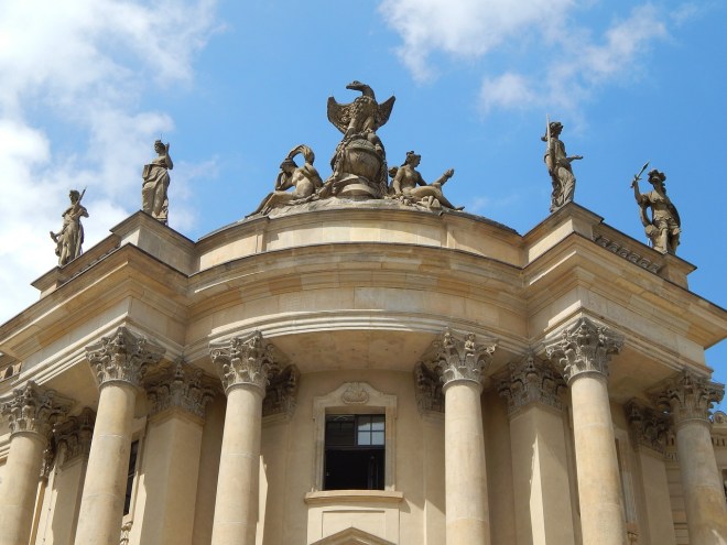 Hal tersebut dibedakan dari bentuk, ukuran, fungsi, serta proses. Materi 3. Seni Patung