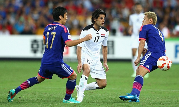 Walaupun dalam setiap gawang ada penjaganya, tapi pemain bek harus tetap ada sehingga bola bisa di jaga dan tidak sampai masuk kedalam gawang. cara melatih tim sepak bola: peraturan Permainan Sepakbola