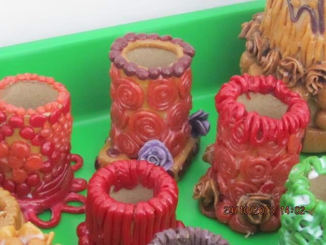 Plastisin adalah salah satu jenis clay. Catatan Fida: KERAJINAN BAHAN LUNAK