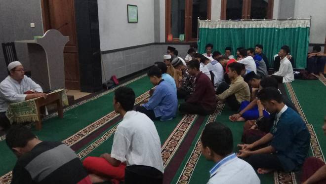 Ada dua macam bahan pangan, yaitu bahan pangan hewani dan nabati. Penirisan Buah Mangga Dari Lautan Gula Akan Menghasilkan